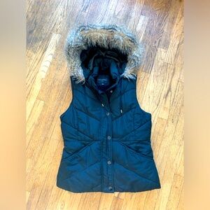 Adorable black Banana Republic puffer vest with detachable hood, petite medium